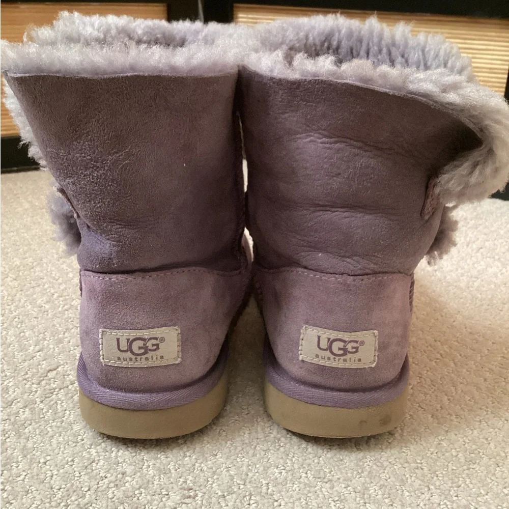 💜 UGG purple boots Sz 5 Bailey Button EUC sheepskin UGGs short boot